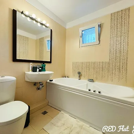 Red Flat 2br With Luxurious King Bed & Hot Tub Appartamento